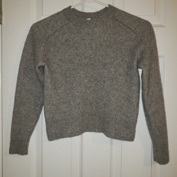 Babaton Luxe Cashmere Crew - Picture 2 of 10